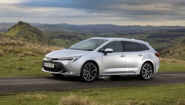 Най-добър за: тези, които искат икономичен комби автомобил

Плюсове: лесна употреба, надеждност, изключително ефективна

Минуси: други комбита имат по-голям багажник, сравнително скъп

Никой не е правил хибридни автомобили толкова дълго колкото Toyota &ndash; и това се вижда от изключителната икономия на гориво и ниските емисии на CO2. Най-добрият хибриден семеен автомобил на фирмата, поне ако не искате SUV, е Corolla Touring Sports комби. Той ще падне поз 4 литра на 100 км и тъй като е Toyota, няма да се налага да посещавате сервиза. Ако пък се наложи, гаранциите стигат до 10 години.

Вълнуващ ли е на пътя? Не, определено не, но това е солиден семеен автомобил с полезния си интериор и впечатляващо удобно возене. Щедрите нива на оборудване и изобилието от комплекти за безопасност също помагат да се оправдае малко по-скъпата цена на Corolla.